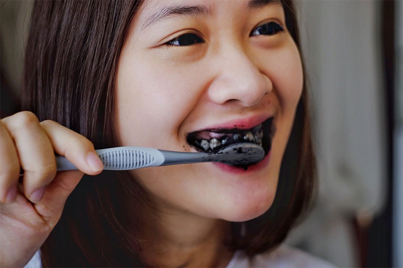 Cách sử dụng bột trắng răng than hoạt tính