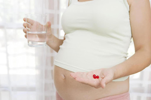 Các thành phần có trong vitamin tổng hợp giúp tăng cường sự phát triển của thai nhi là gì?

