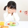 Trẻ biếng ăn đến từ thói quen xấu của bố mẹ: