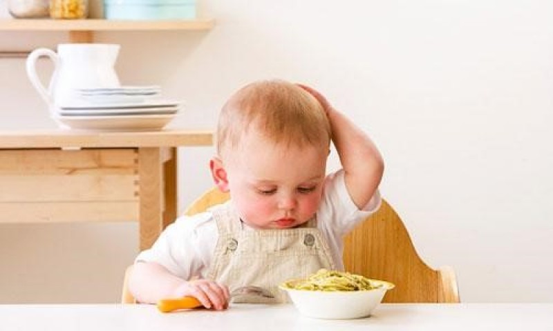 Bố mẹ cho bé ăn bữa phụ quá nhiều khiến bé không tập trung vào bữa chính: